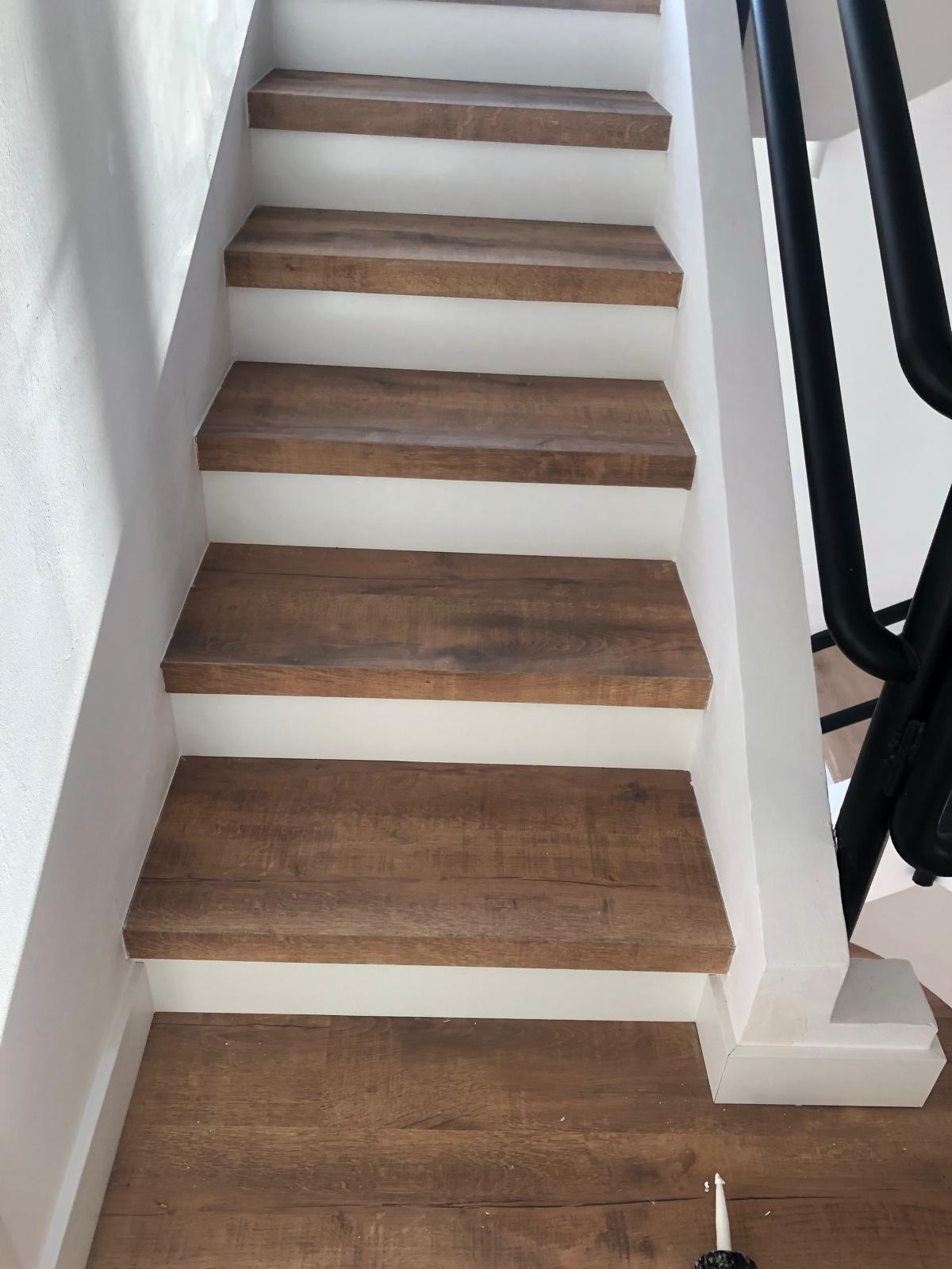 Reforma de escalera de madera a medida realizada por Dilau Camiños en Galicia para vivienda particular, con diseño artesanal y acabados de alta calidad.