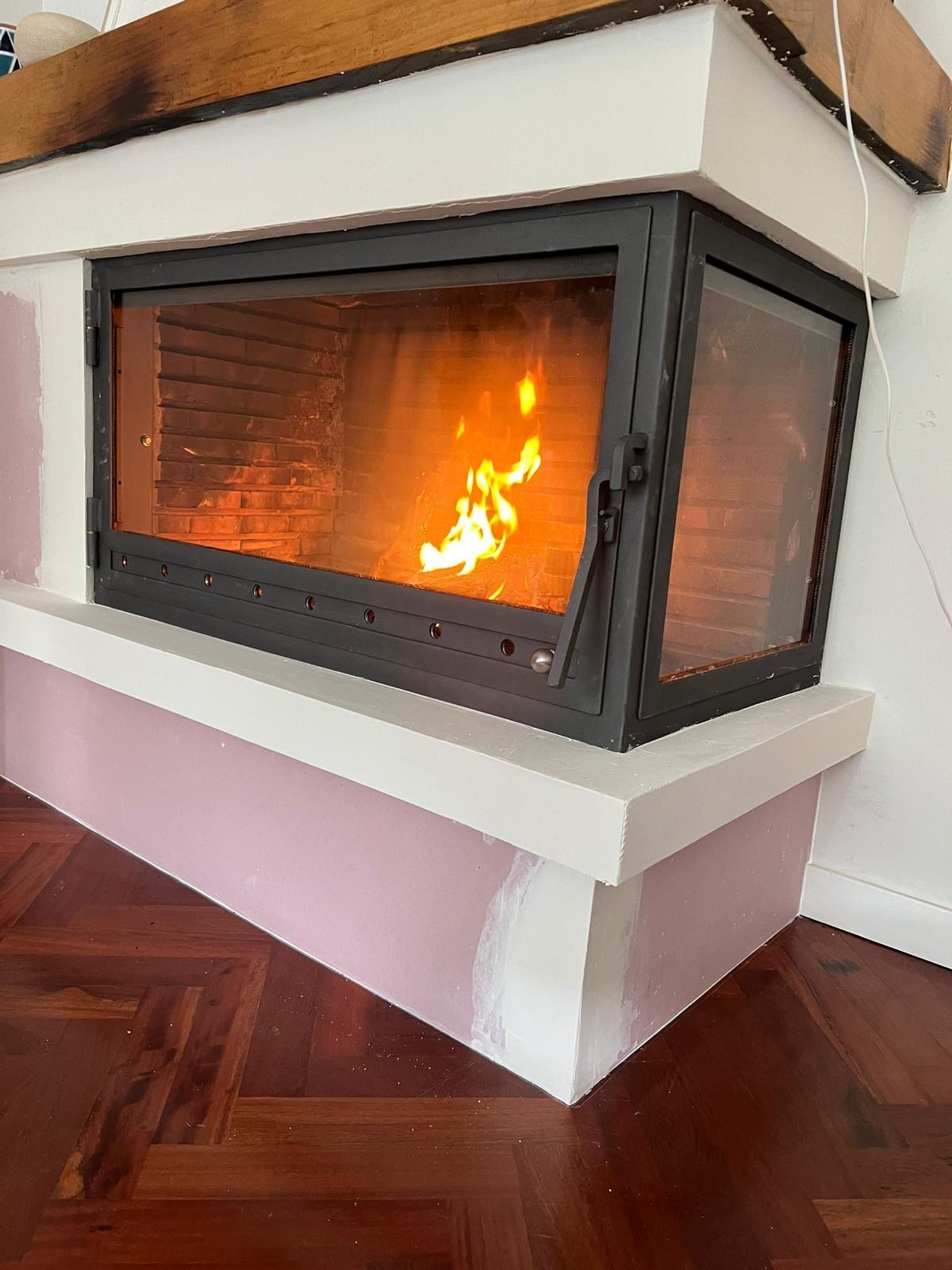 Chimenea construida a medida por Dilau Camiños en Galicia para vivienda particular, con diseño funcional y acabado.